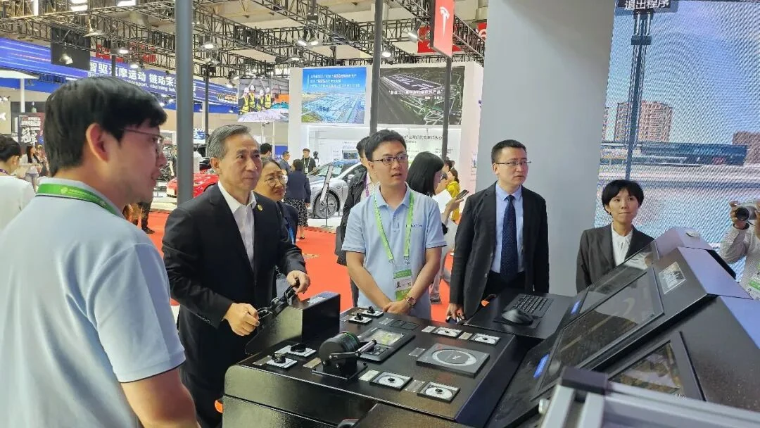 观众在链博会博鳐科技展位交流船舶智能航行技术
